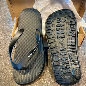Meexzoom Black Flip Flops new